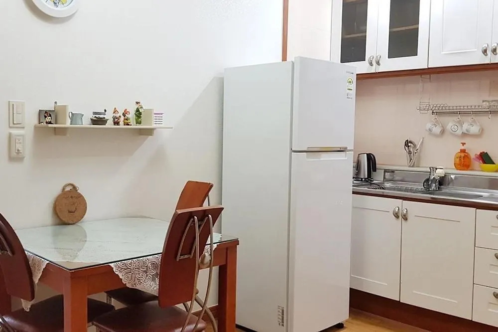 Jeju Ddoolle Pension בית הארחה
