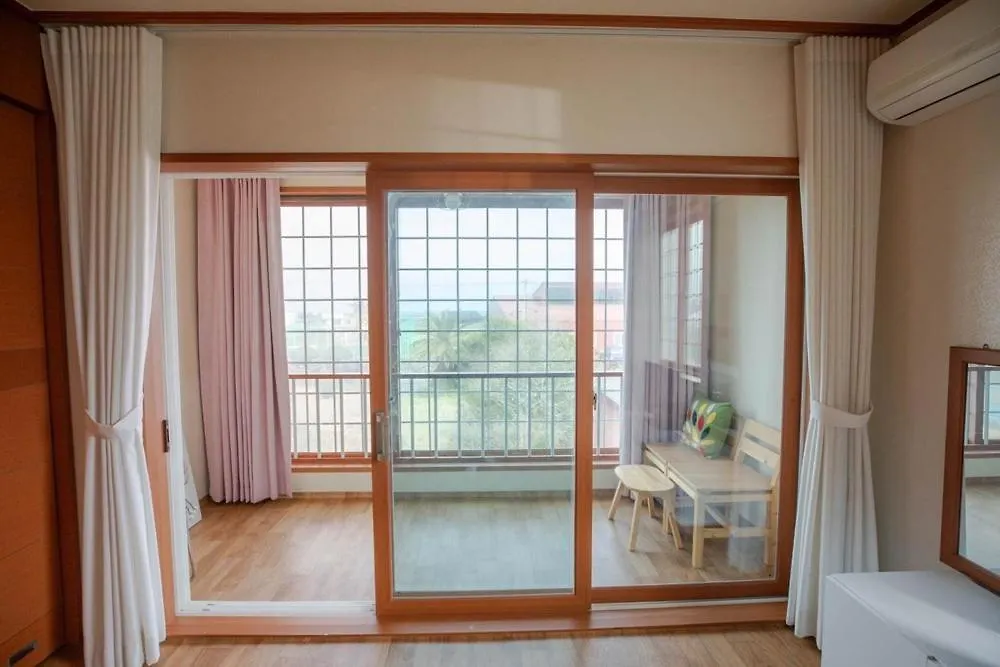 Jeju Ddoolle Pension Guest house